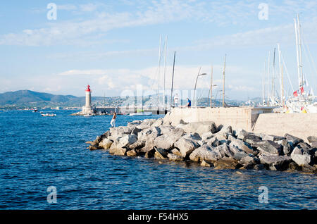 Saint Tropez, Frankreich - 26. September 2015, Hafen und Leuchtturm in St Tropez 2015, Côte d ' Azur, Frankreich Stockfoto