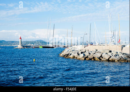 Saint Tropez, Frankreich - 26. September 2015, Hafen und Leuchtturm in St Tropez 2015, Côte d ' Azur, Frankreich Stockfoto