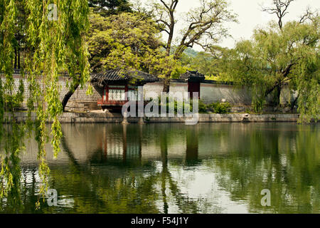 SEOUL, KOREA - 17. Mai 2015: Gyeonghoeru Pavillon des Gyeongbokgung-Palast, Seoul, Südkorea am 17. Mai 2015 Stockfoto