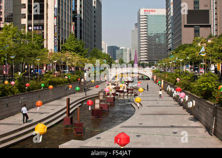 Seoul, Korea - 22. Mai 2015: Cheonggyecheon Stream, Seoul, Südkorea am 22. Mai 2015 - Cheonggyecheon ist eine 11 km lange moderne s Stockfoto