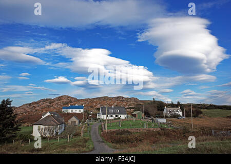 Isle of Mull, Schottland. 27. Oktober 2015. Ungewöhnliche Raumschiff wie linsenförmige Wolken schweben über der Inneren Hebriden Dorf von Fionnphort auf der Isle of Mull. Bildnachweis: PictureScotland/Alamy Live-Nachrichten Stockfoto