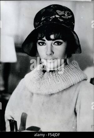 19 April 1961 - Oscar für Elizabeth Taylo In Santa Monica in der Nähe von Hollywood, erhielt Elizabeth Taylor den Oscar als beste Schauspielerin des Jahres 1960 für ihre Rolle in dem Film Telefon Butterfield 8. Vier Jahre lang war Liz Taylor nominiert als beste ActressÃ aber nie gelungen. Nun brach sie ihre Rekonvaleszenz-Ferien an der Siegerehrung teilnehmen. Unsere Bilder zeigen: Liz Taylor immer auf dem neuesten Stand: mit ihrem ziemlich Imprime Hut von der neuesten Mode. Keystone München, 19.04.61 © Keystone Bilder USA/ZUMAPRESS.com/Alamy Live-Nachrichten Stockfoto