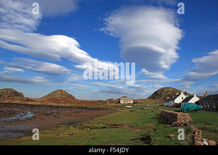 Isle of Mull, Schottland. 27. Oktober 2015. Ungewöhnliche Raumschiff wie linsenförmige Wolken schweben über der Inneren Hebriden Dorf Kintra auf der Isle of Mull. Bildnachweis: PictureScotland/Alamy Live-Nachrichten Stockfoto