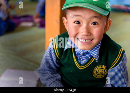 Leh, Indien - 24. August 2015: Ansicht eines lächelnden tibetische Studenten in SOS-Kinderdorf Dorfschule. Stockfoto