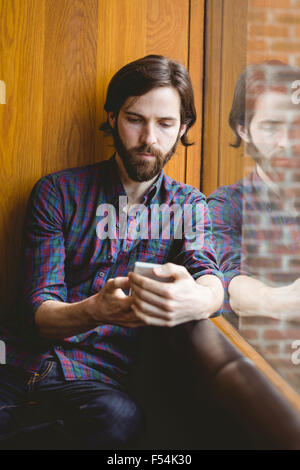 Hipster-Student Kaffeetrinken in Kantine Stockfoto