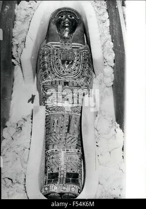 1972 - zwei antiken ägyptischen Friedhöfen ausgegraben.: vor kurzem haben zwei pharaonischen Friedhöfe in der Nähe von Kom Ombo Tempel Oberägypten, Bnn ausgegraben. Sie wurden gefunden, bestehend aus einigen 250 Gräber von eine Reihe von alten ägyptischen Gottheiten. Arbeit zu graben begann seit dem Jahr 1965. Unter den Gräbern ausgegraben wurden sechs Heiligen Alligatoren, die die Gottheit des Kom Omb Temple war. Teilen dieser Heiligen Alligator war der Heilige Geier, die auch von den alten Ägyptern verehrt wurde. Ein Alligator-Ei in diese Friedhöfe sowie eine Reihe von Heiligen Schlange entdeckt wurde und auch einige Hirsche mumifiziert. Kom Ombo Stockfoto