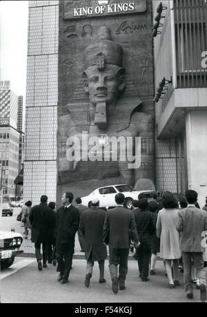 1972 - king '' Tut'' in Tokio; Eine riesige Nachbildung des antiken ägyptischen Pharao Tut Anak-amen, entstanden an der Wand eines Gebäudes in der Nähe von Ginza, Tokio Hauptstraße zu veröffentlichen ein neues japanisches Auto, und lenken die Aufmerksamkeit auf das Fahrzeug der Pharao Kosten 5 Millionen Yen (über 500.000 neue Pfennige) zu konstruieren. © Keystone Bilder USA/ZUMAPRESS.com/Alamy Live-Nachrichten Stockfoto