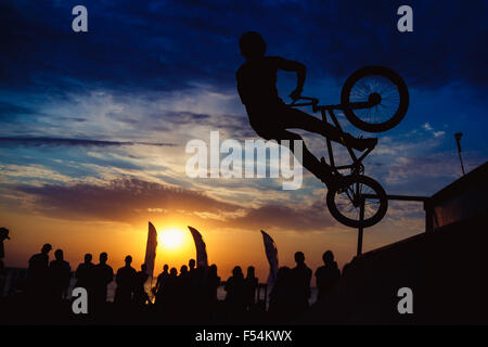 Silhouette der Mann tut extremen Sprung mit Fahrrad Stockfoto