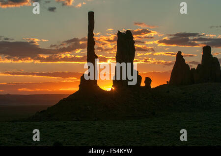 Totempfahl bei Sonnenaufgang, Monument Valley, Arizona, USA Stockfoto