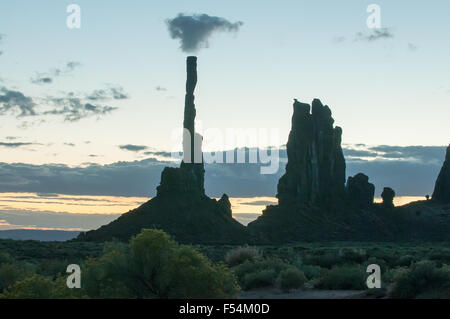 Totempfahl vor Sonnenaufgang, Monument Valley, Arizona, USA Stockfoto