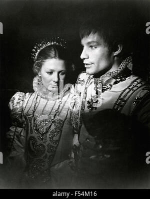 Schauspieler Vanessa Redgrave und Timothy Dalton in dem Film "Mary, Queen of Scots" Stockfoto