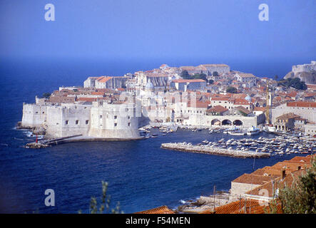 Dubrovnik 1985 vor dem Zerfall Jugoslawiens und der Konflikt, der die Stadt durch Artillerie beschädigt sah Stockfoto