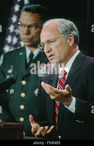 Arlington, Virginia. 1991 Richard Cheney Sek. def und General Colin Powell geben Einweisung zu Reportern auf Desert Storm. Bildnachweis: Mark Reinstein Stockfoto