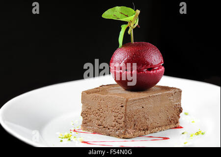 Gourmet-Schokolade Maus-Eis-Dessert mit einem dunklen Kirsche Sorbet. Stockfoto