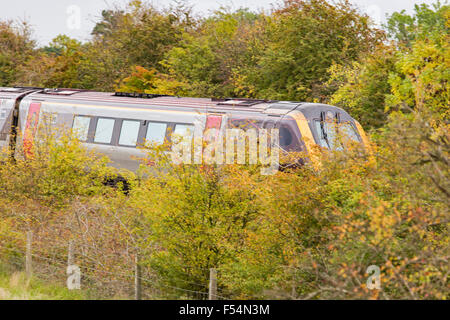 Ein Inter-City-Bahn durchläuft die Landschaft abgeschirmt von Hecken und Bäumen, England, UK Stockfoto