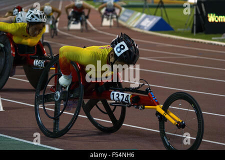 Australische Madison de Rosarion mit einer Zeit von 1:53.86 gefolgt von ZHOU Hongzhuan aus China mit einer Zeit von 1:53.95 und in den dritten Platz von BALLARD Angela aus Australien mit dem Zeitpunkt der 1:54. 08 gewann 2015 IPC Leichtathletik-WM - Frauen 800 m T53 Finale. Dienstag, 27. Oktober 2015, Doha, Katar Stockfoto