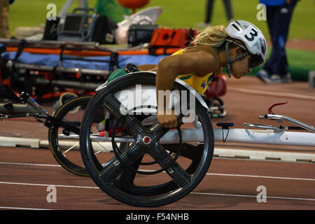 Australische Madison de Rosarion mit einer Zeit von 1:53.86 gefolgt von ZHOU Hongzhuan aus China mit einer Zeit von 1:53.95 und in den dritten Platz von BALLARD Angela aus Australien mit dem Zeitpunkt der 1:54. 08 gewann 2015 IPC Leichtathletik-WM - Frauen 800 m T53 Finale. Dienstag, 27. Oktober 2015, Doha, Katar Stockfoto