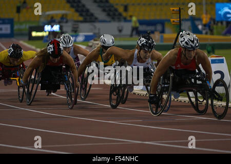 Australische Madison de Rosarion mit einer Zeit von 1:53.86 gefolgt von ZHOU Hongzhuan aus China mit einer Zeit von 1:53.95 und in den dritten Platz von BALLARD Angela aus Australien mit dem Zeitpunkt der 1:54. 08 gewann 2015 IPC Leichtathletik-WM - Frauen 800 m T53 Finale. Dienstag, 27. Oktober 2015, Doha, Katar Stockfoto