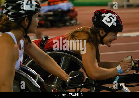 Australische Madison de Rosarion mit einer Zeit von 1:53.86 gefolgt von ZHOU Hongzhuan aus China mit einer Zeit von 1:53.95 und in den dritten Platz von BALLARD Angela aus Australien mit dem Zeitpunkt der 1:54. 08 gewann 2015 IPC Leichtathletik-WM - Frauen 800 m T53 Finale. Dienstag, 27. Oktober 2015, Doha, Katar Stockfoto