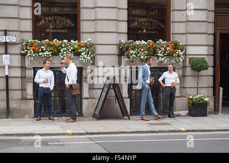 Stadtarbeiter trinken Bier vor der Kneipe in London England United Vereinigtes Königreich Stockfoto