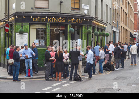 Menschen trinken vor The Old Kings Head Pub in London England Vereinigtes Königreich Großbritannien Stockfoto