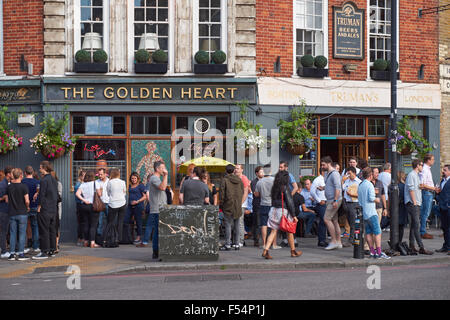 Menschen trinken vor The Golden Heart Pub in Shoreditch, London England Vereinigtes Königreich UK Stockfoto