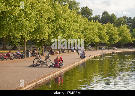 Londoner genießen warmen Nachmittag im Victoria Park, London England Vereinigtes Königreich UK Stockfoto