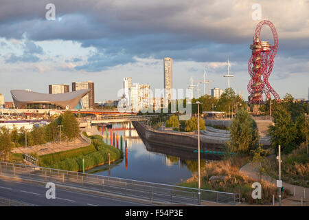 ArcelorMittal Orbit Skulptur und London Aquatics Centre auf der Queen Elizabeth Olympic Park London England Vereinigtes Königreich UK Stockfoto