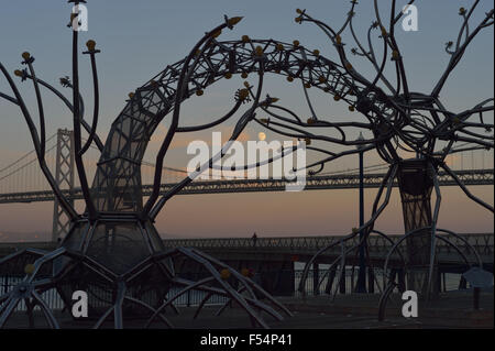 Die flammende soma-Installation von lotus Girls (FLG) vor der Bay Bridge, San Francisco CA Stockfoto