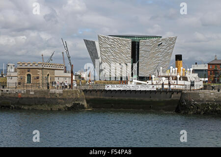 Die SS Nomadic in Hamilton Dock, Belfast mit der Titanic Besucherzentrum im Hintergrund. Stockfoto