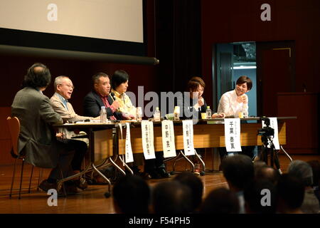 Teilnahme am Symposium mit dem Titel "japanische Konstitutionalismus, Demokratie und Pazifismus an der Kreuzung" Hosei Universität in Tokyo, Japan am 25. Oktober 2015. Studenten-Notfall-Aktion für liberale Demokratie-s (SEALDs) und die Vereinigung von Gelehrten gegen die Sicherheits-Rechnungen (ASOSB) mitgetragen die Veranstaltung zum protest gegen neue Sicherheitsgesetze, die letzten Monat vom Parlament verabschiedet. © AFLO/Alamy Live-Nachrichten Stockfoto