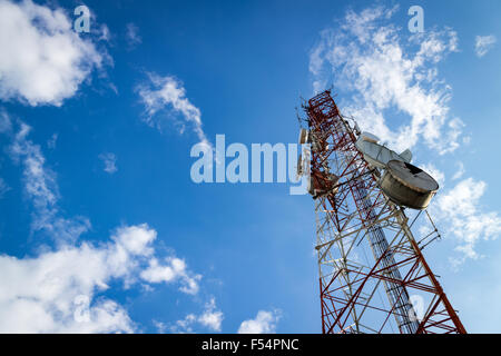 Fernmeldeturm mit Wolke und blauer Himmel Stockfoto