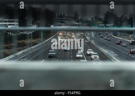 Stadt-Verkehr auf der Autobahn während der Fahrt aus dem Auto geschossen Stockfoto