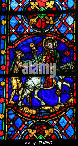 Glasmalerei-Fenster Darstellung heiliger Martin von Tours Druckstoffen ein Stück seines Mantels für einen Bettler in der Kathedrale von Tours, Frankreich. Stockfoto