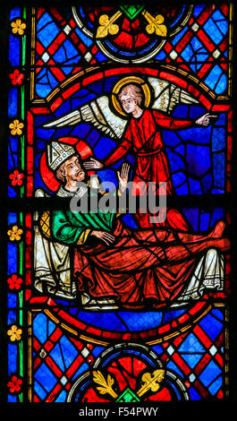 Glasmalerei-Fenster Darstellung ein Heiligen auf seinem Totenbett, von einem Engel, in der Kathedrale von Tours, Frankreich genannt. Stockfoto