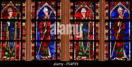 Glasmalerei-Fenster Darstellung katholischen Heiligen in der Kathedrale von Tours, Frankreich. Stockfoto