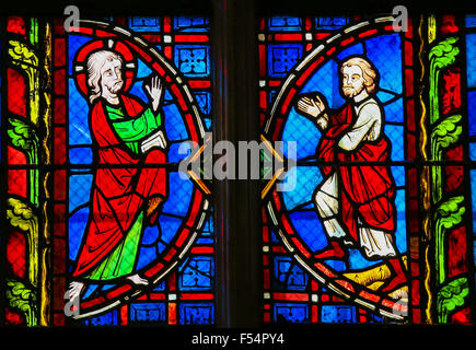 Glasmalerei-Fenster Darstellung Jesus und ein Gläubiger in der Kathedrale von Tours, Frankreich. Stockfoto