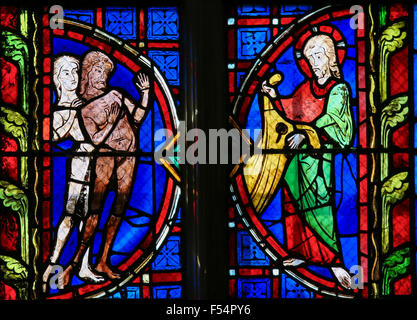 Glasmalerei-Fenster Darstellung von Adam und Eva in der Kathedrale von Tours, Frankreich. Stockfoto