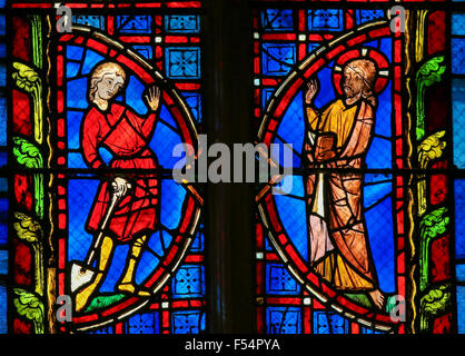 Glasmalerei-Fenster Darstellung Jesus und ein Gläubiger in der Kathedrale von Tours, Frankreich. Stockfoto