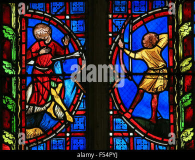 Glasfenster, die Heiligen getötet durch einen Pfeil in der Kathedrale von Tours, Frankreich. Stockfoto