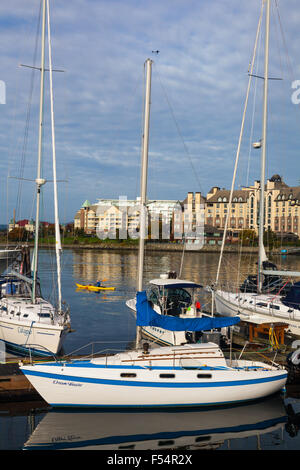 Victoria Hafen in einer ruhigen Sonntag Morgen mit einem gelben Kajak, British Columbia. Stockfoto