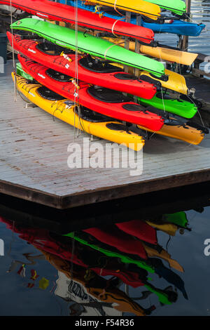 Gespeichert Kajaks und Reflexionen in den Hafen von Victoria, British Columbia. Stockfoto