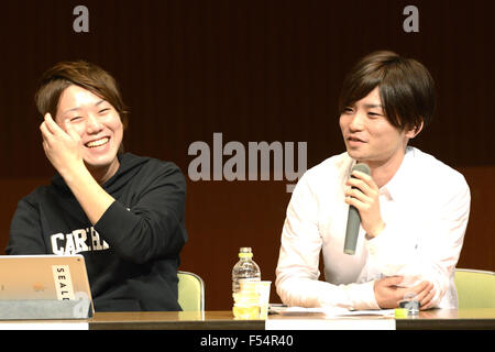 Aki Okuda, Recht, Mitglied des Arbeitskreises Protest Studenten Emergency Action für liberale Demokratie-s (SEALDs) besucht das Symposium mit dem Titel "japanische Konstitutionalismus, Demokratie und Pazifismus an der Kreuzung" an der Hosei University in Tokyo, Japan am 25. Oktober 2015. SEALDs und der Vereinigung der Gelehrten gegen die Sicherheits-Rechnungen (ASOSB) mitgetragen die Veranstaltung zum protest gegen neue Sicherheitsgesetze, die letzten Monat vom Parlament verabschiedet. © AFLO/Alamy Live-Nachrichten Stockfoto