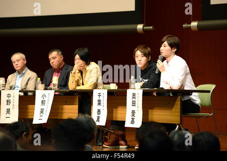 Aki Okuda, Recht, Mitglied des Arbeitskreises Protest Studenten Emergency Action für liberale Demokratie-s (SEALDs) und Teilnehmer besuchen das Symposium mit dem Titel "japanische Konstitutionalismus, Demokratie und Pazifismus an der Kreuzung" an der Hosei University in Tokyo, Japan am 25. Oktober 2015. SEALDs und der Vereinigung der Gelehrten gegen die Sicherheits-Rechnungen (ASOSB) mitgetragen die Veranstaltung zum protest gegen neue Sicherheitsgesetze, die letzten Monat vom Parlament verabschiedet. © AFLO/Alamy Live-Nachrichten Stockfoto