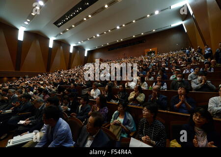 Teilnahme am Symposium mit dem Titel "japanische Konstitutionalismus, Demokratie und Pazifismus an der Kreuzung" Hosei Universität in Tokyo, Japan am 25. Oktober 2015. Studenten-Notfall-Aktion für liberale Demokratie-s (SEALDs) und die Vereinigung von Gelehrten gegen die Sicherheits-Rechnungen (ASOSB) mitgetragen die Veranstaltung zum protest gegen neue Sicherheitsgesetze, die letzten Monat vom Parlament verabschiedet. © AFLO/Alamy Live-Nachrichten Stockfoto