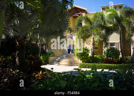 Luxuriös, stilvoll, Winterdomizil mit Sonnendeck und Palmen auf Captiva Island in Florida, USA Stockfoto