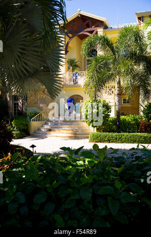 Luxuriös, stilvoll, Winterdomizil mit Sonnendeck und Palmen auf Captiva Island in Florida, USA Stockfoto