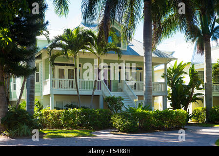 Luxuriös, stilvoll, Winterdomizil mit Sonnendeck und Palmen Innenstadt auf Captiva Island in Florida, USA Stockfoto