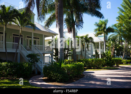 Reihe von Luxuswohnungen, stilvoll, Winter mit Sonnendeck und Palmen Innenstadt auf Captiva Island in Florida, USA Stockfoto