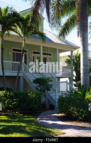 Luxuriös, stilvoll, Winterdomizil mit Sonnendeck und Palmen Innenstadt auf Captiva Island in Florida, USA Stockfoto